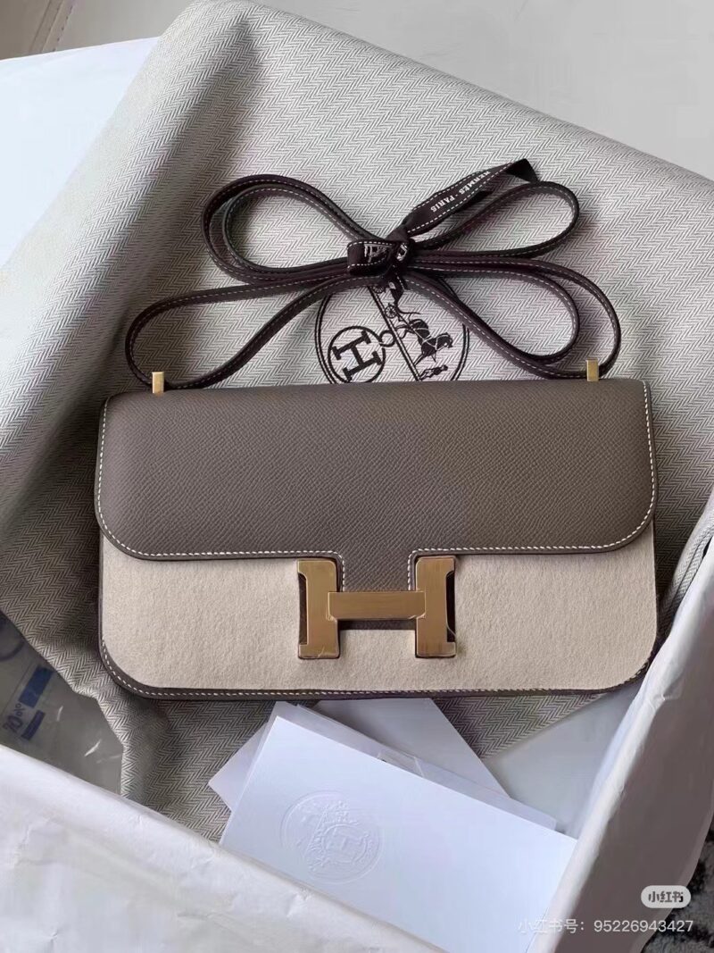 c4ff3f3e98.jpg Constance Elan's new 24cm elephant grey gold buckle Epsom leather versatile color
Perhaps many people underestimate this color, but whether it's for daily travel or photography, it's very eye-catching. Fashionable and retro colors will never go out o...