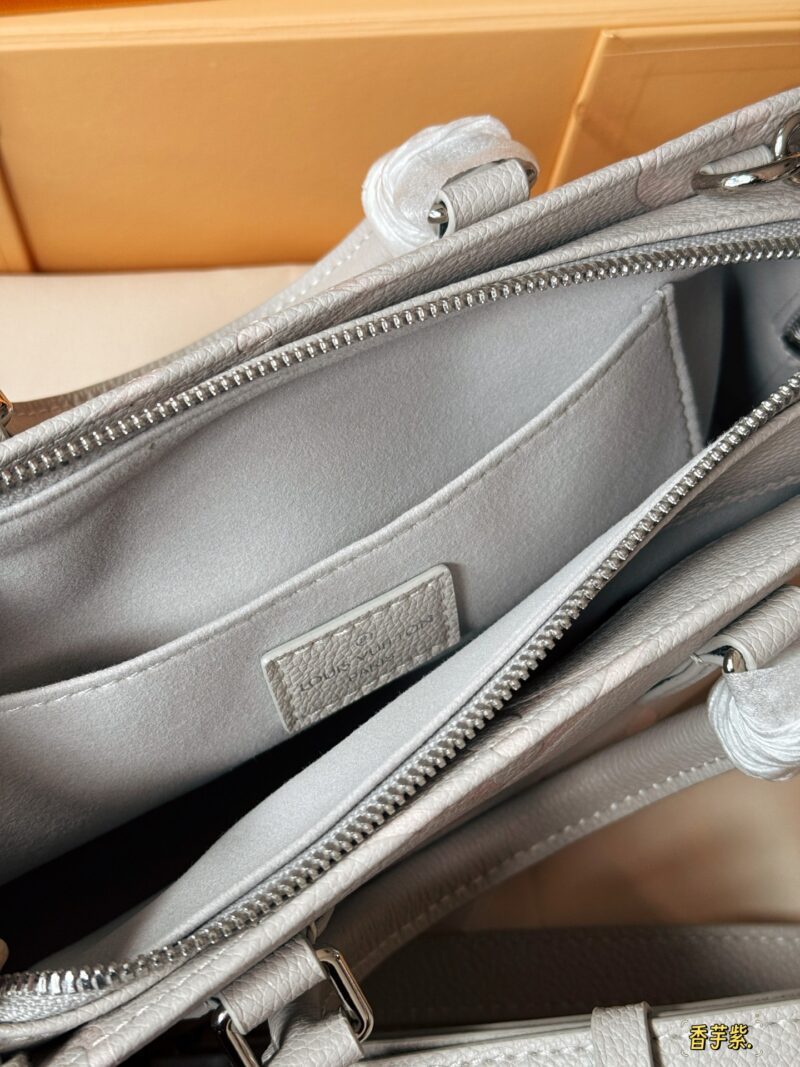 c52bd30884.jpg 230 box
size:25*13cm
Highly anticipated by everyone!
L Home OnTheGo East West
NEW Light purple gray tone with a milky and ethereal aura
configuration ? Two types of shoulder straps!
Paired with YDDS
Recommend this bag type! Super practical