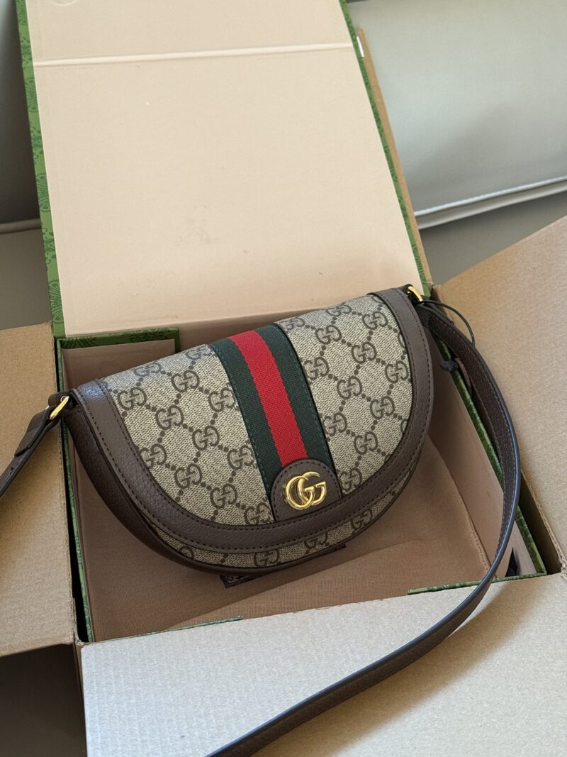 c54484ded1.jpg 210 box
Size: 20 (top width) * 4cm
GG ophilia 23ss saddle bag,
It's hard not to love after watching it
Inside the original hardware version!
The upper body effect is also amazing!