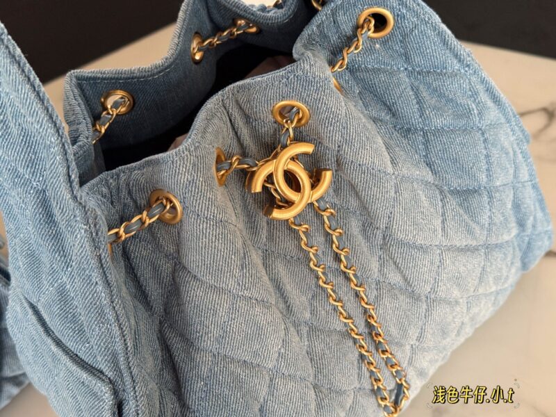 c54ac5a787.jpg 315 335 cowhide box
Size: 26 * 21cm (small)
31 * 26cm (large)
Xiaoxiang Home 25C Hobo Hippie Underarm Bag
Cool and stylish bucket design, very retro
The adjustable drawstring design of the bag is very practical, with two small pockets on the side tha...