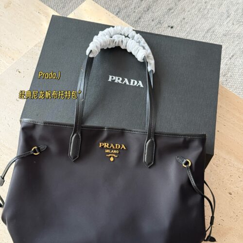 235 box
size：32*28cm
Prad tote bag (shopping bag)
Specialized nylon fabric!
light! Comfortable! Extremely practical!
Another timeless shopping bag