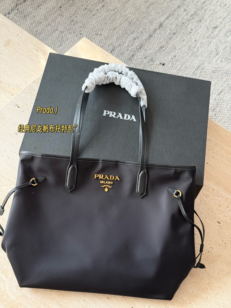 c584258600.jpg 235 box
size:32*28cm
Prad tote bag (shopping bag)
Specialized nylon fabric!
light! Comfortable! Extremely practical!
Another timeless shopping bag
