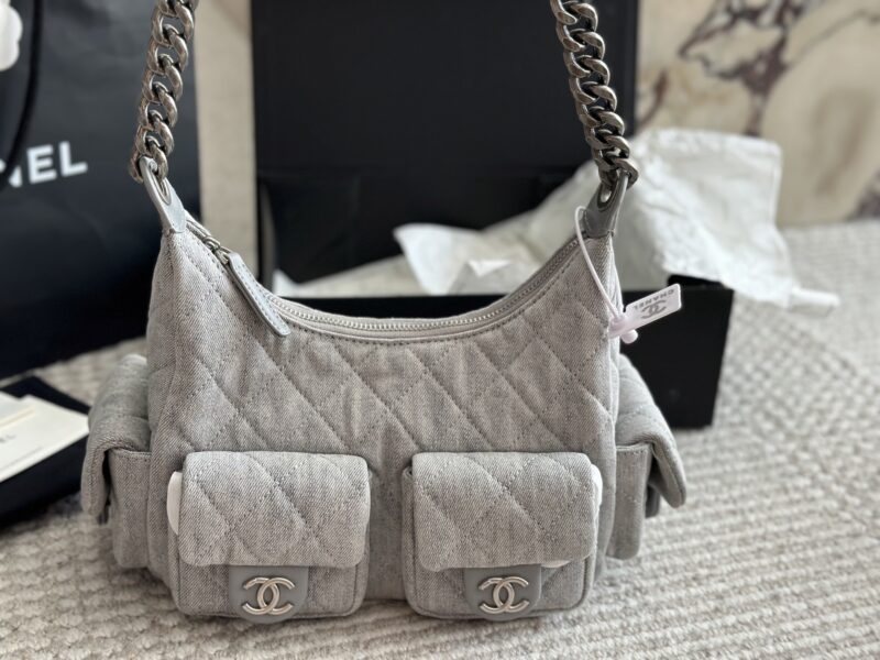 c59237b3bb.jpg 320 box
size:24 15cm
Chanel vintage bowling bag
This bowling bag is really delicious~
A vintage Chanel bowling bag that has been very popular recently.
The design is not easily outdated and is very fashionable to hold in your hand.