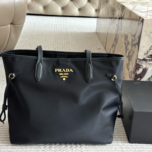 230 box
size：32*28cmcm 
Prada Classic Shopping Bag!
Big and convenient enough!
As an entry-level Prada shopping bag handbag, it has always been practical and durable,
Lightweight, comfortable, and practical!