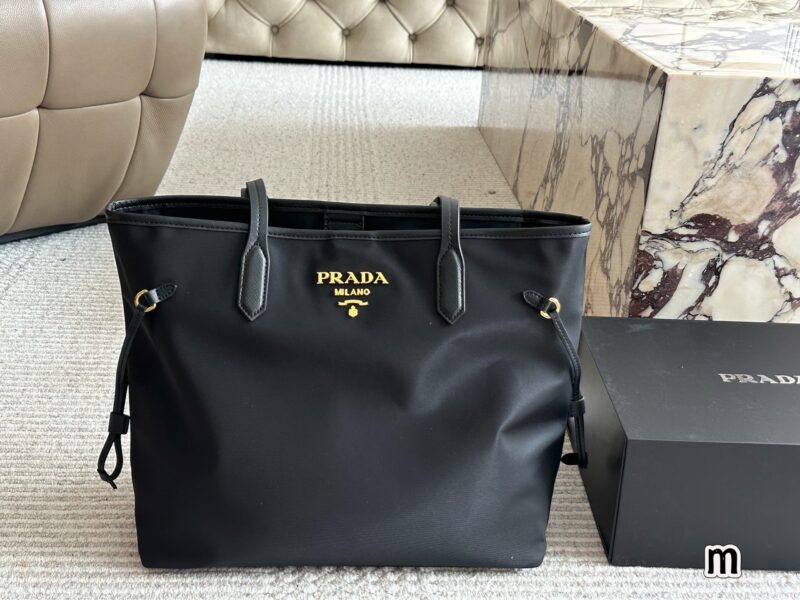 c595512f16.jpg 230 box
size:32*28cmcm
Prada Classic Shopping Bag!
Big and convenient enough!
As an entry-level Prada shopping bag handbag, it has always been practical and durable,
Lightweight, comfortable, and practical!