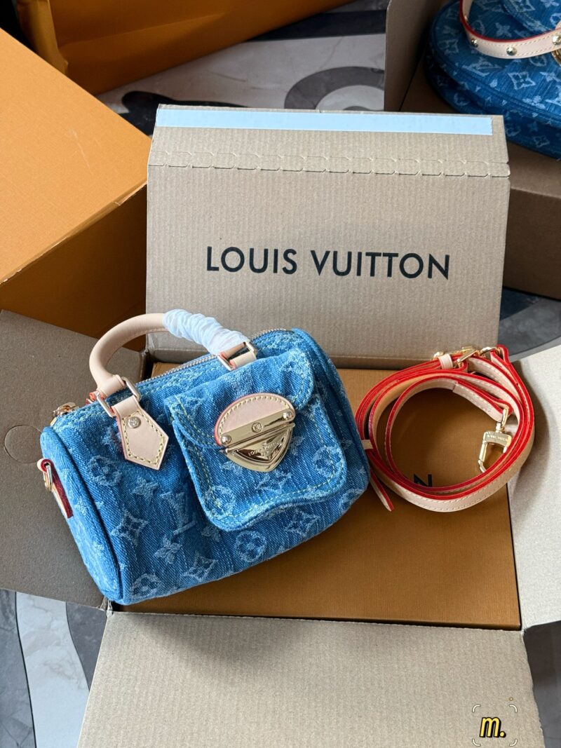 c59fdbcf00.jpg 300 boxes
size17*11cm
L's newly released denim Nano Speedy
Really cute
I feel younger than an old flower
It looks very mini, but it can hold a wallet, lipstick, phone, iPhone, car keys
Tested daily travel without any issues, OK