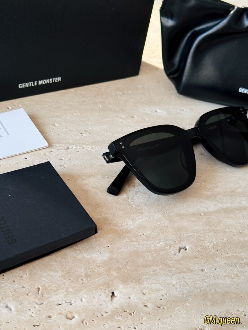 c5ace59fba.jpg 185 pairs of packaging
GM Sunglasses | White Deer Same Style Queen
Square face Tian Cai sunglasses one!
Soft square circular frame design,
It can effectively contour the face,
After wearing it, it looks super small on the face.