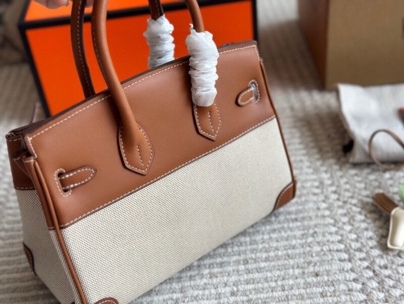 310 complete sets of packaging
size：25cm
The season for carrying platinum bags has arrived
Bk25 Original Quality ??
Hermes | Birkin 25 canvas patchwork is really amazing, it can be salty or sweet
Extremely difficult to buy beautiful canvas birk...