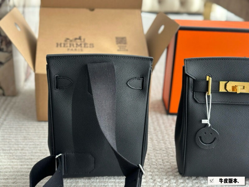 c5d971d0f9.jpg 310 original cowhide
Size 21 19cm with gift box
Hermes HAC A DOS
Hermes is very suitable for boys' bags, but Hac is really suitable for boys!! The most practical men's bag has a strong appearance and is also resistant to damage
Whether it's a crossbo...