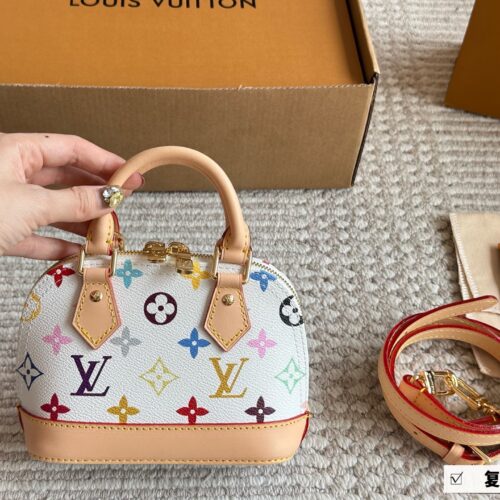 230 color changing leather box
Size: 20 * 4cm (small)
L Home Alma Shell Bag
Introverted! Deep and profound! flavoursome!
This versatile classic handbag
Still highly favored by modern people!