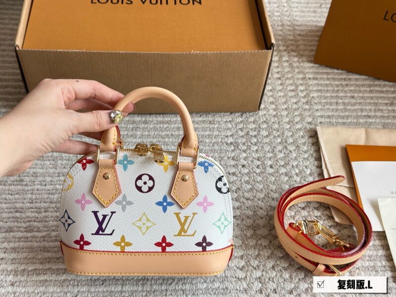 c5da64cd74.jpg 230 color changing leather box
Size: 20 * 4cm (small)
L Home Alma Shell Bag
Introverted! Deep and profound! flavoursome!
This versatile classic handbag
Still highly favored by modern people!