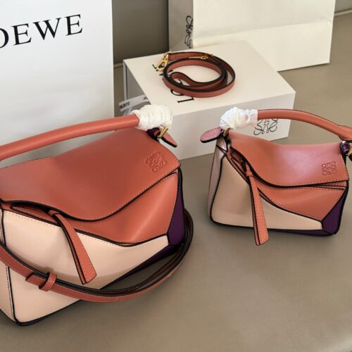 225 255 box
Size: 18 * 10cm (mini)
24 * 15cm (large size)
Loewe Geometry Package Puzzle
Truly cannot be missed,
?? Cowhide quality!
Completely hold on!
Puzzle cranberry color blocking
Even high-level ones have to overflow