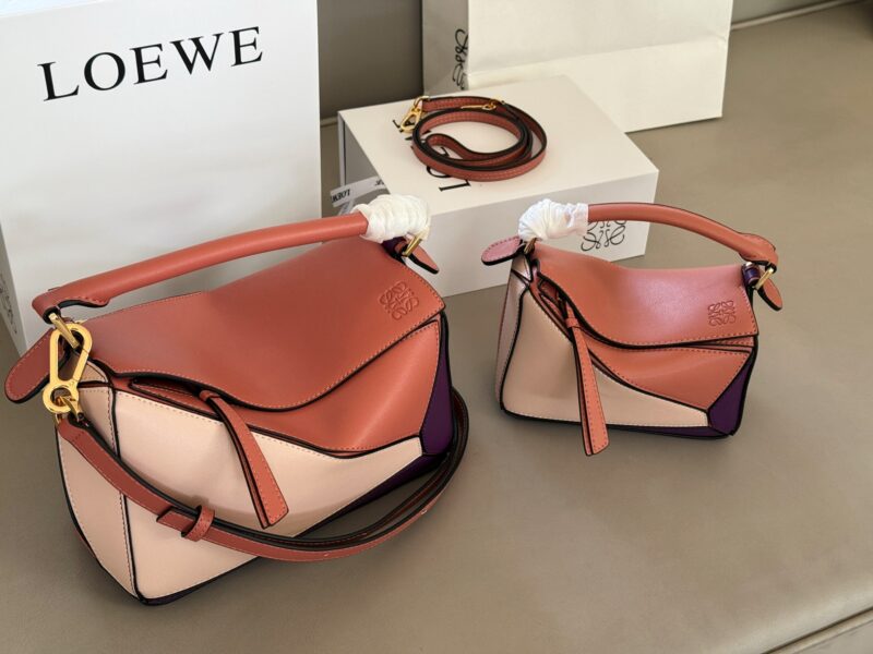 c5e6d13d5e.jpg 225 255 box
Size: 18 * 10cm (mini)
24 * 15cm (large size)
Loewe Geometry Package Puzzle
Truly cannot be missed,
?? Cowhide quality!
Completely hold on!
Puzzle cranberry color blocking
Even high-level ones have to overflow