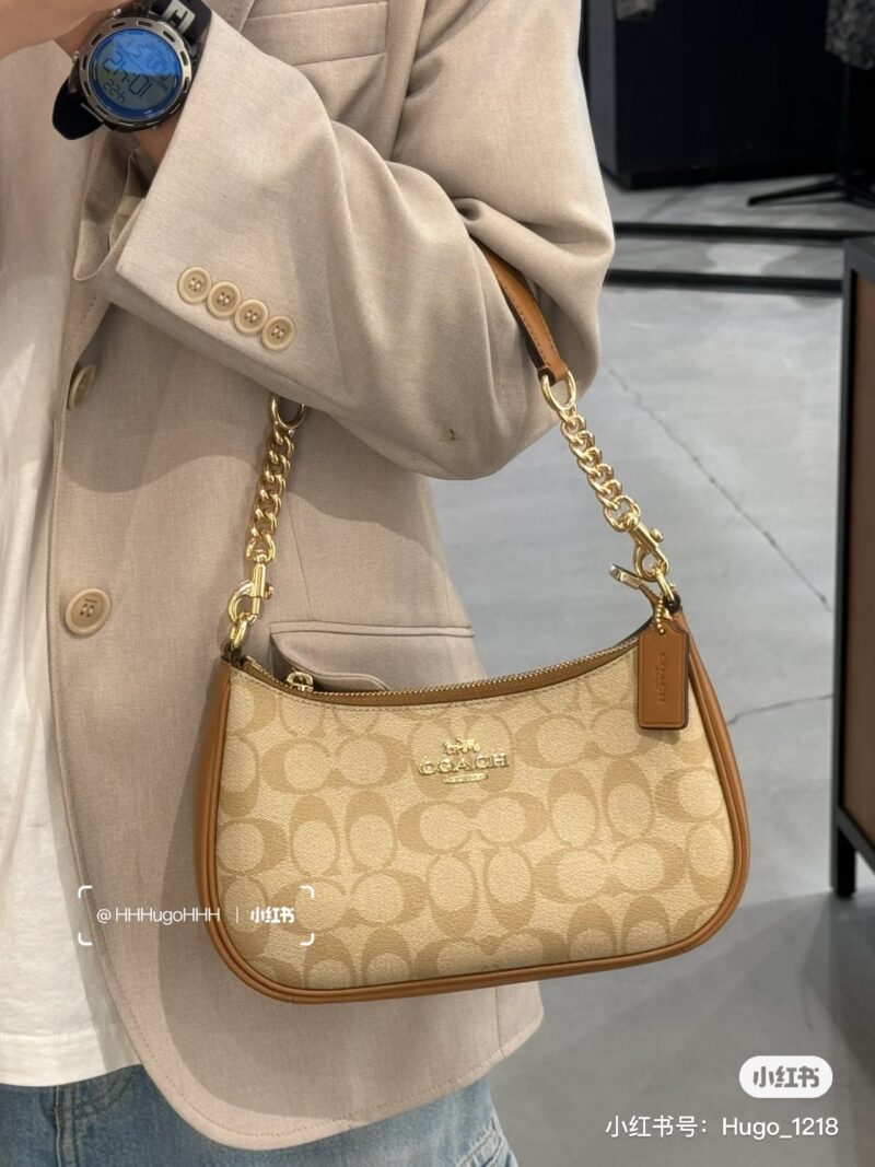 c61917ef34.jpg Coach~Underarm Bag~Milk Tea Color
There must be something in my bag during summer -This is an underarm bag
Underarm bag, definitely check out the Teri series from the Coach family
Underarm or crossbody can be used~Practical and versatile
New milk tea...