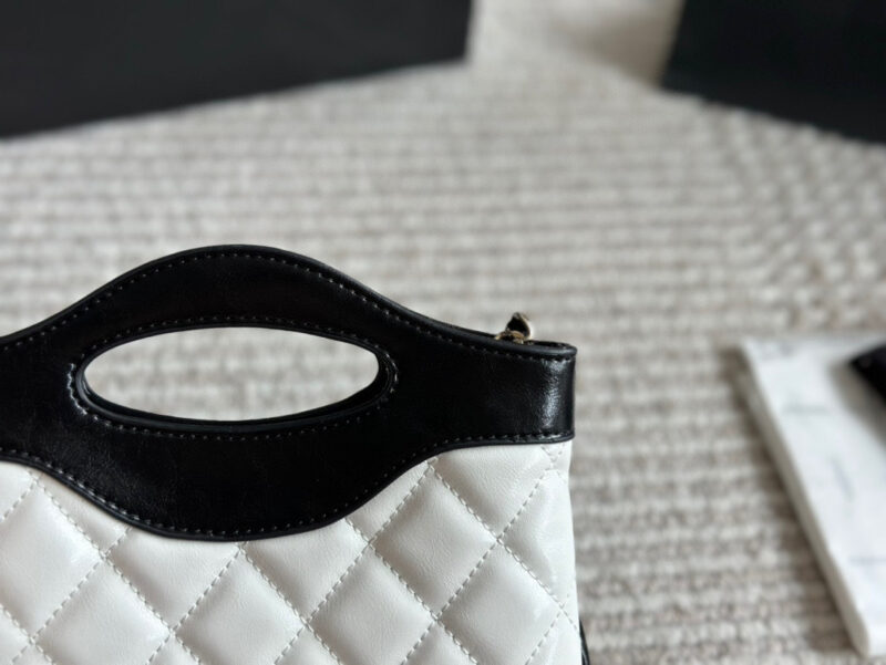 c62c0dd15d.jpg 215 box upgrade version
size:22*14.5cm
Xiaoxiangjia's 23a is worth buying
Cute and Loving Horizontal Version 31
Chanel has been replicated again
The new 31 bag model has released a mini size
Who can withstand this!
Xiaoxiang's true love fans must j...