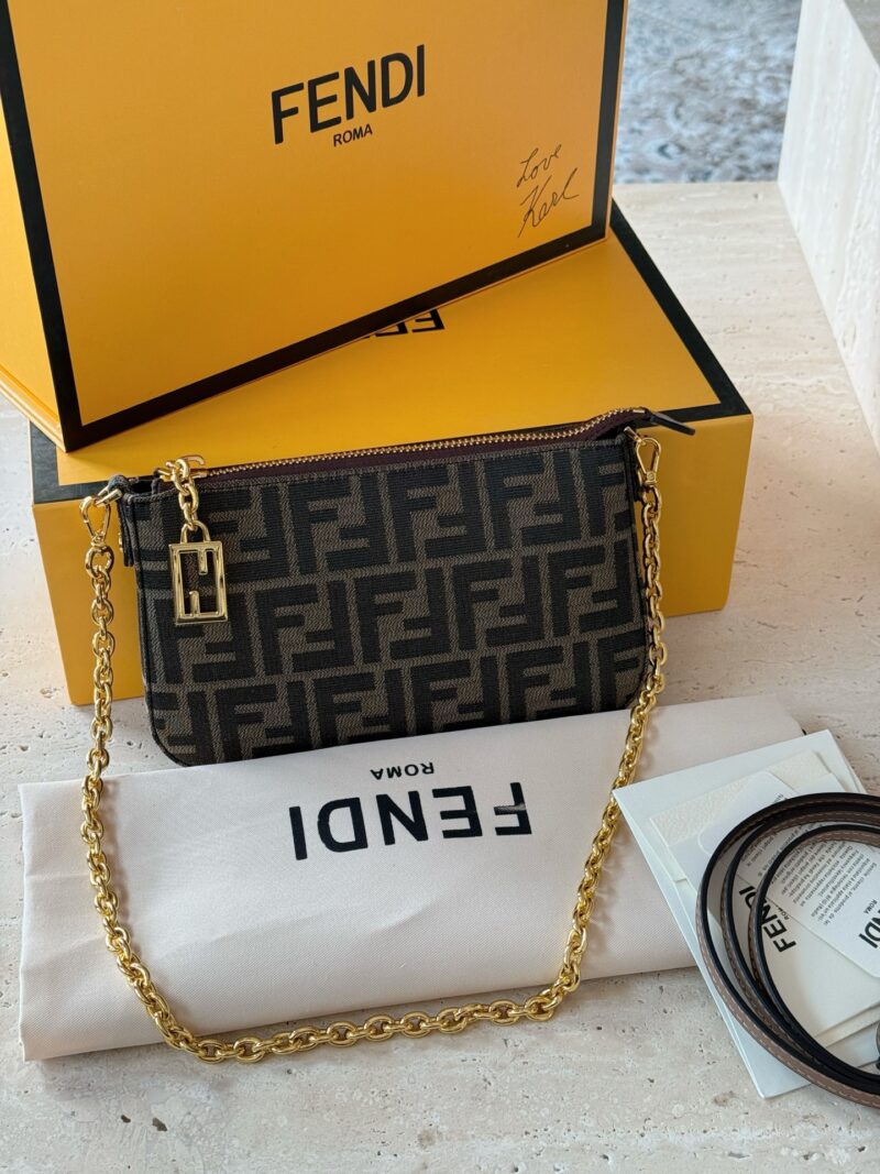 c63c36b953.jpg 200 boxes
size:20*12cm
A must-have mahjong bag for summer
Fendi Underarm Bag/Mahjong Bag
Really perfect!
Small and cute enough to fit your phone!
Love, love, love!
Handheld, Underarm, Crossarm