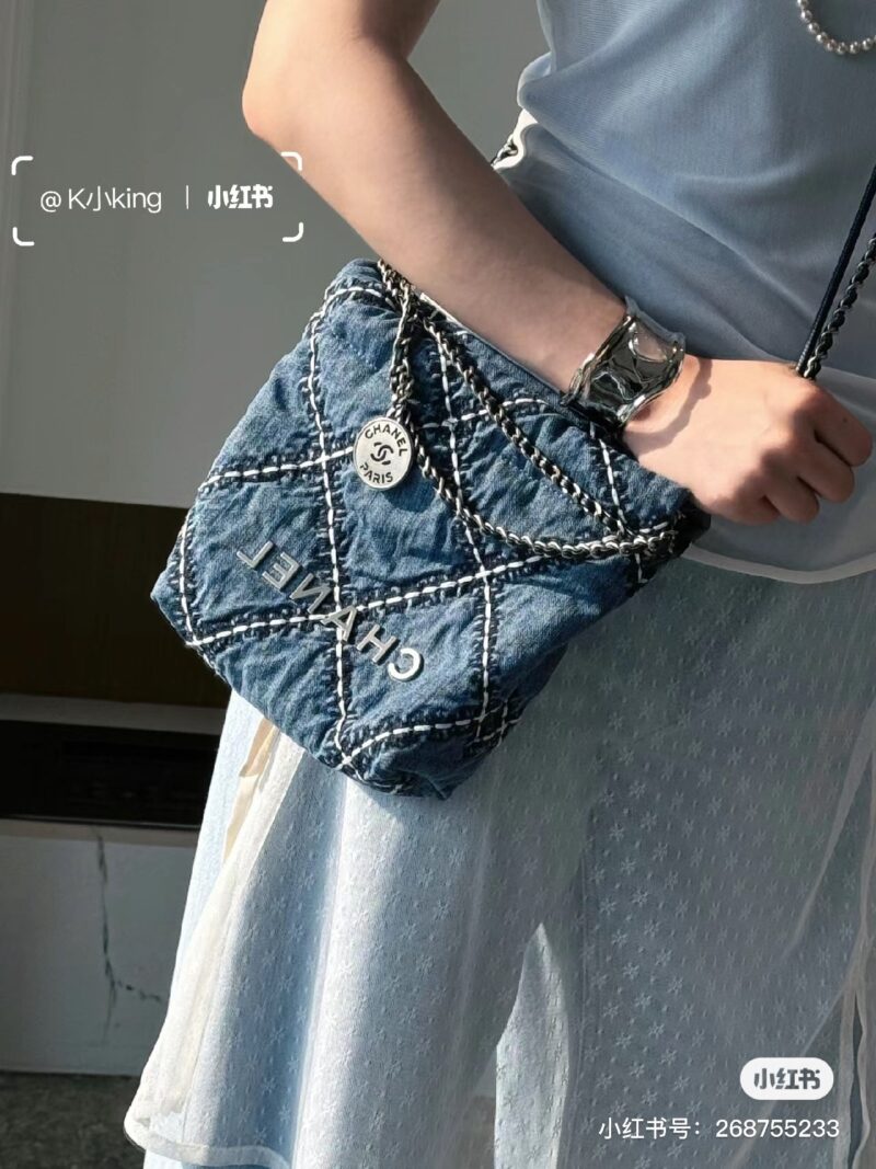 c64ac80f06.jpg Chanel garbage bag mini denim
The Chanel 22bag mini has once again entered the season of being obsessed with denim. The new 24p172bag denim mini is a bit tricky for me! White stitching paired with blue denim
Fashionable and explosive
Same color chain...
