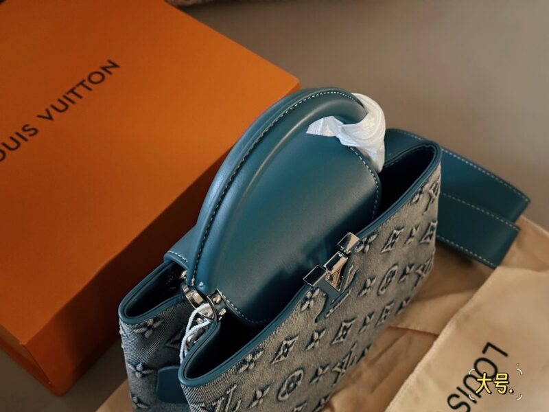 c6593c69a5.jpg 220230 box matching
Size: 22 * 13cm (new horizontal version)
28*17cm
L Capucines handbag
Full grain Taurillon cowhide cutting
It feels low-key but has a luxurious texture!!
classic! classic!