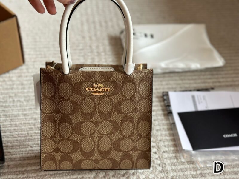 210 box
size：17*17cm
Sincerely recommend this one!
I've been carrying it out lately!
C Family Cally Music Album Pack
The shoulder strap can be disassembled
There are suction buckles inside
Practical and convenient