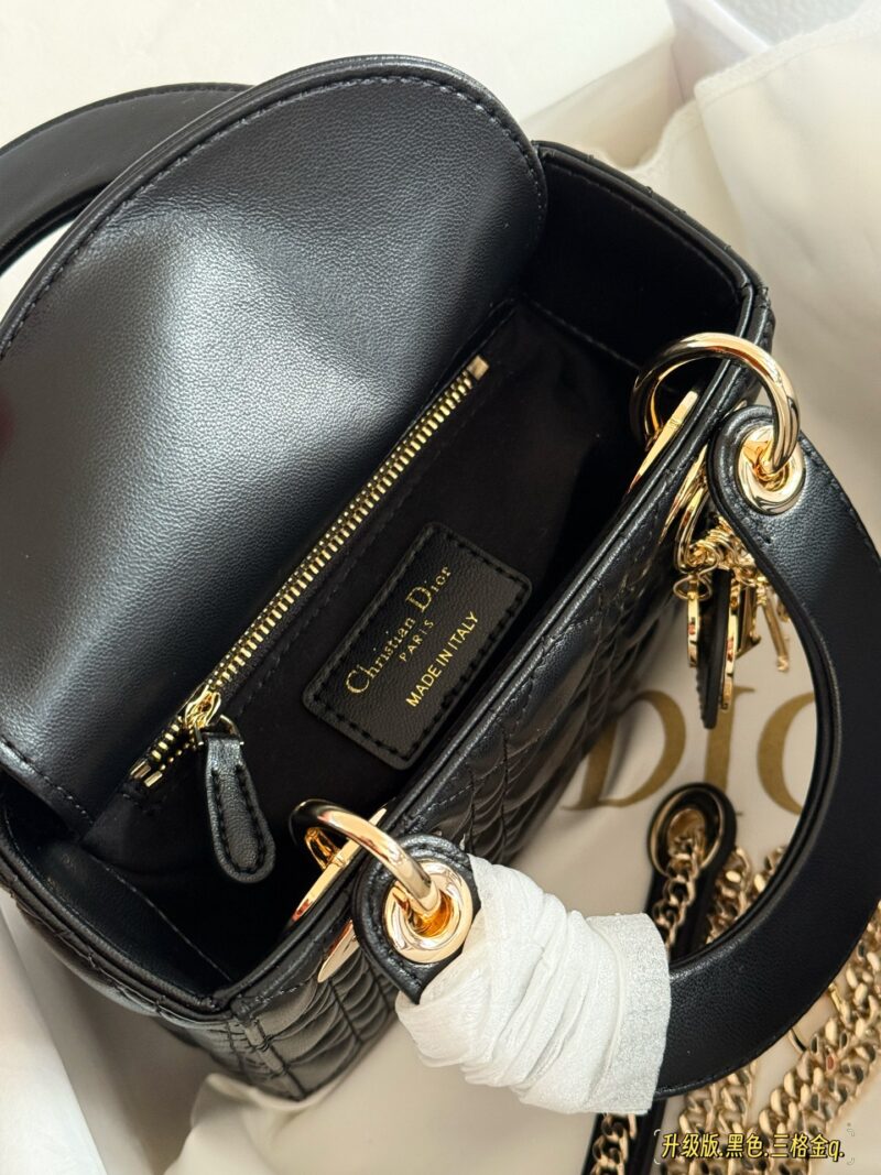 260 box upgrade version
Size: 17 * 15cm (three grids)
Dior handbag by Diana
D Family Princess Dai's Light Gold Button
It's very simple and elegant to hold in your hands and shoulders!
The milky sound makes one feel refreshed and happy
Very tender! It...