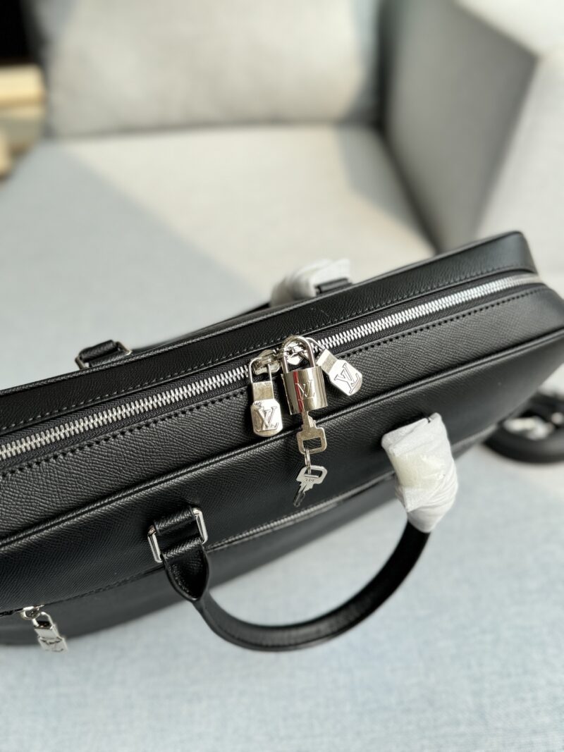 c6686a2c27.jpg Cowhide 340
size:39×29
LV PORTE-DOCUMENTS Commuter Bag, Office Document Bag, Computer Bag, Single Shoulder Crossbody Bag
Can be carried diagonally or by hand
The capacity is also very large, it can hold files and computers
Black versatile, classic...