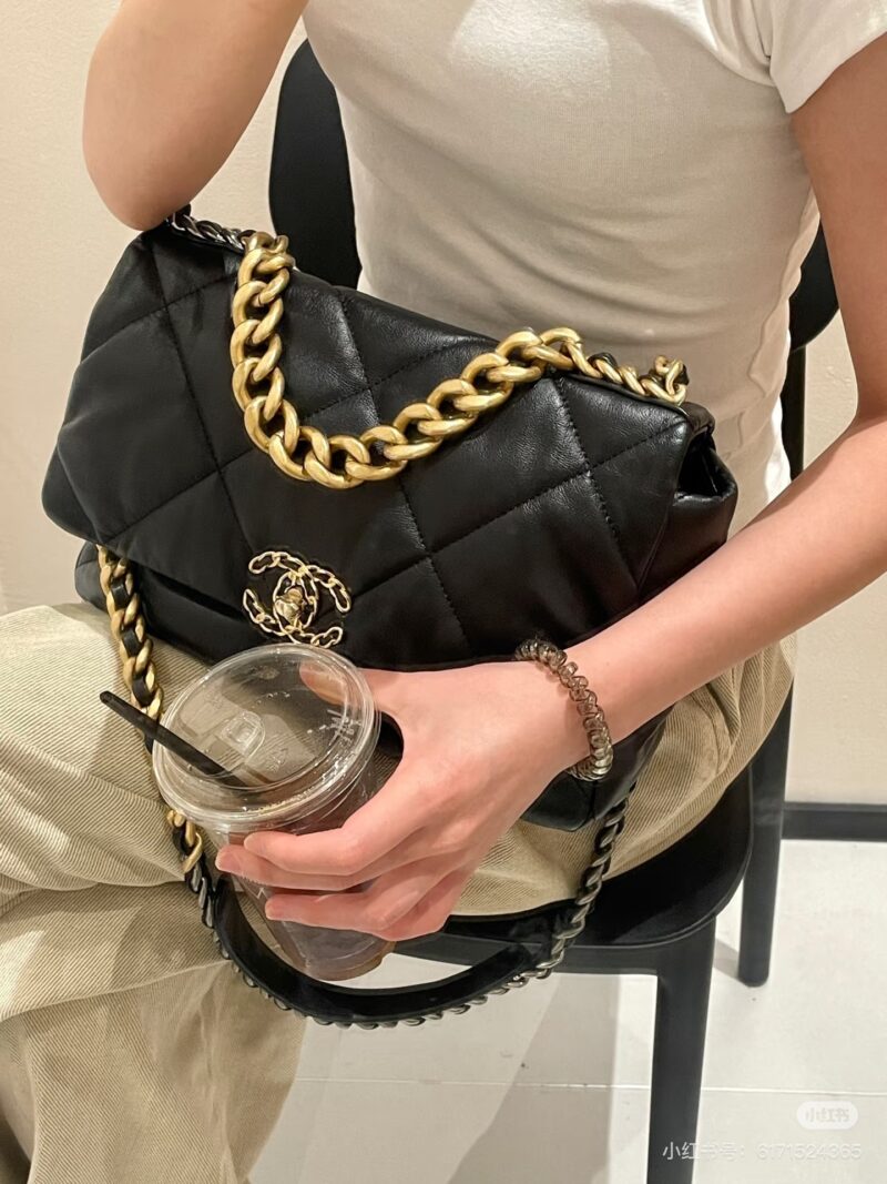 c66ad84524.jpg Chanel Chanel 19bag, looks good? I really don't understand why Chanel 19bag has been enduring for so long!
As the top selling brand, 19bag is a very practical bag that can be selected in size according to one's own needs
Small size: 26cm X 16cm X 9cm...
