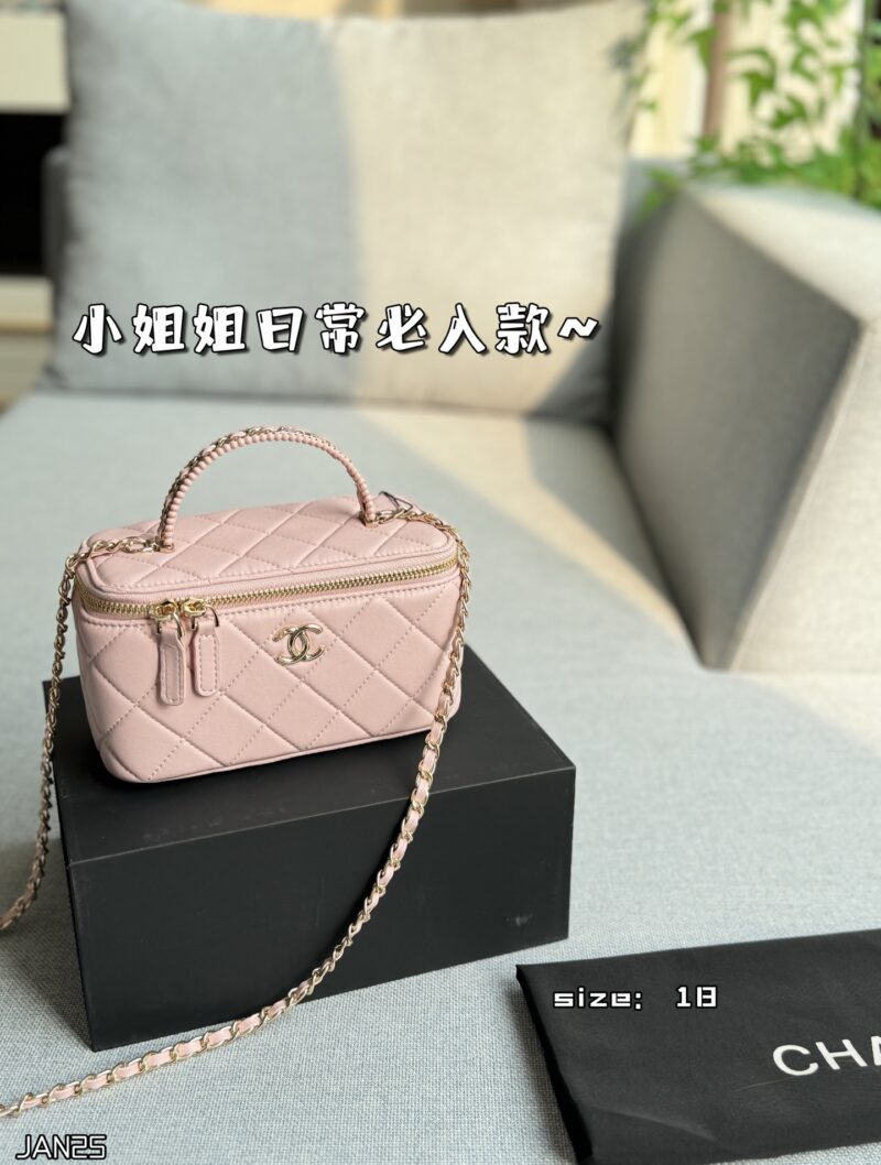 c68b49d436.jpg 200 complete gift boxes
size:18×10
CHANEL Knitted Handheld Makeup Bag, Makeup Box, Chain Bag, Single Shoulder Crossbody Bag
Truly super invincible and adorable~
Full of fairy spirit~A must-have for daily purchases, little sister~
Always showcase y...