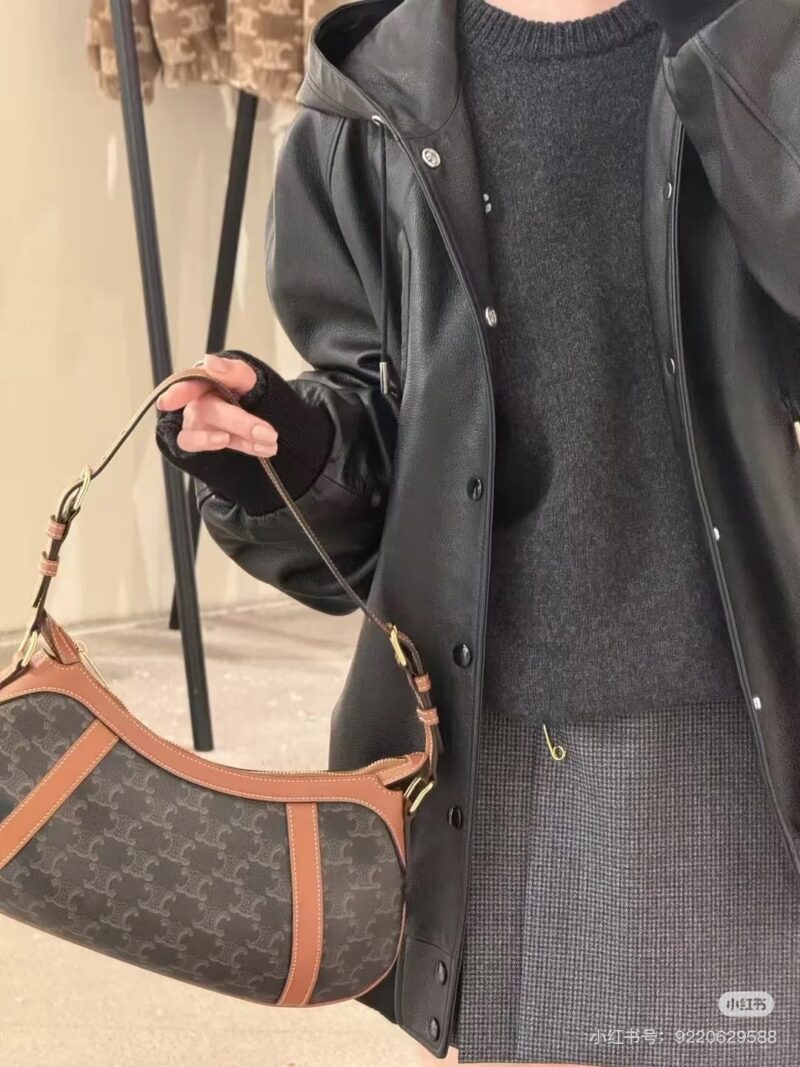 c68cef26ad.jpg Celine launches new floral shoulder bag
Full of retro style autumn and winter coats, really beautiful