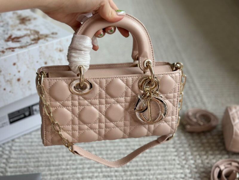 c692c07d60.jpg 、
Dior lady's new long sheepskin powder full set packaging
Dior's all-new D-joy is making a strong comeback, with the rhythm of a big hit. The bag comes with two shoulder straps and multiple back styles, making the upper body both beautiful and sty...