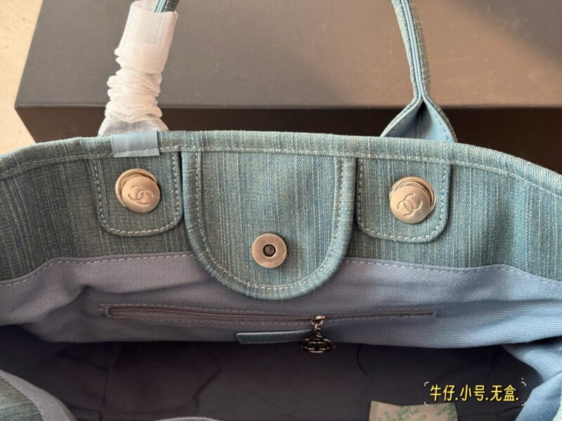 c692ce4f30.jpg 260255 without box
Size: 38 * 30cm (large)
33 * 25cm (small)
Xiaoxiangjia Cowboy Beach Bag ?
Arrange it! Arrange it!
This beach bag released this year is so beautiful!
Washing old models with water gives them a more luxurious feel