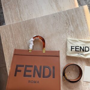 260 fold
Size: 25 * 20cm (small)
Excellent quality, understand the goods ??
The entire bag is made of cowhide quality
It's really too advanced!
Ice cream color/This color is so stunning!
Search Lv on the go shopping bag