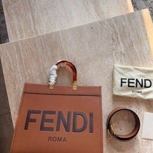 260 without box
size：35*30cm
F Home Fendi Peekabo Shopping Bag ?
Classic tote design!
But the biggest feature of this one is:
Handheld and crossbody!
Advanced, concise, and grand!