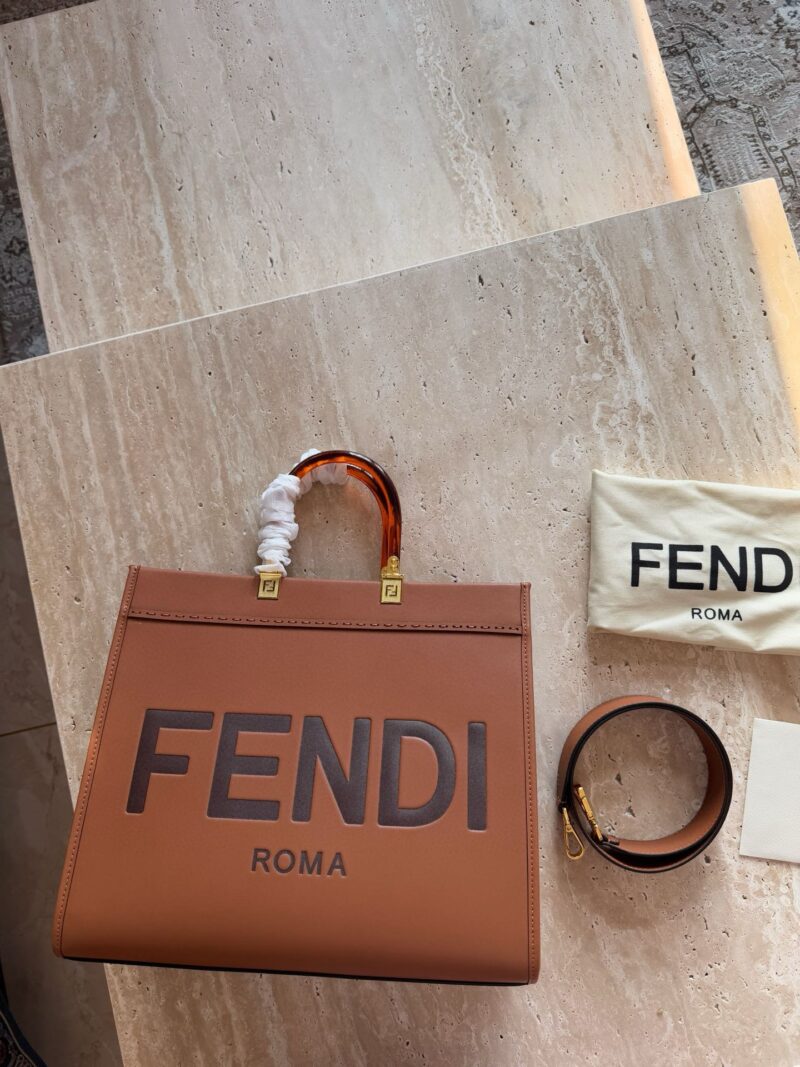 c69a3cf96f.jpg 260 without box
size:35*30cm
F Home Fendi Peekabo Shopping Bag ?
Classic tote design!
But the biggest feature of this one is:
Handheld and crossbody!
Advanced, concise, and grand!