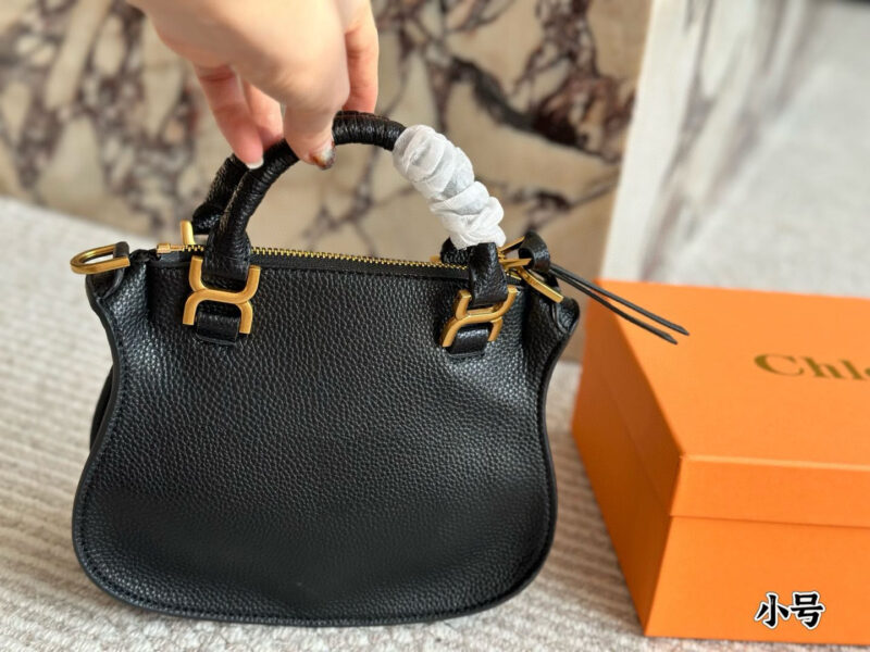 Cowhide 305 with box
size：22*17cm
Chloe's hand-held saddle bag
Fur/tassel/rivet/horseshoe buckle
Incorporate trendy elements!
Retro ? Advanced!