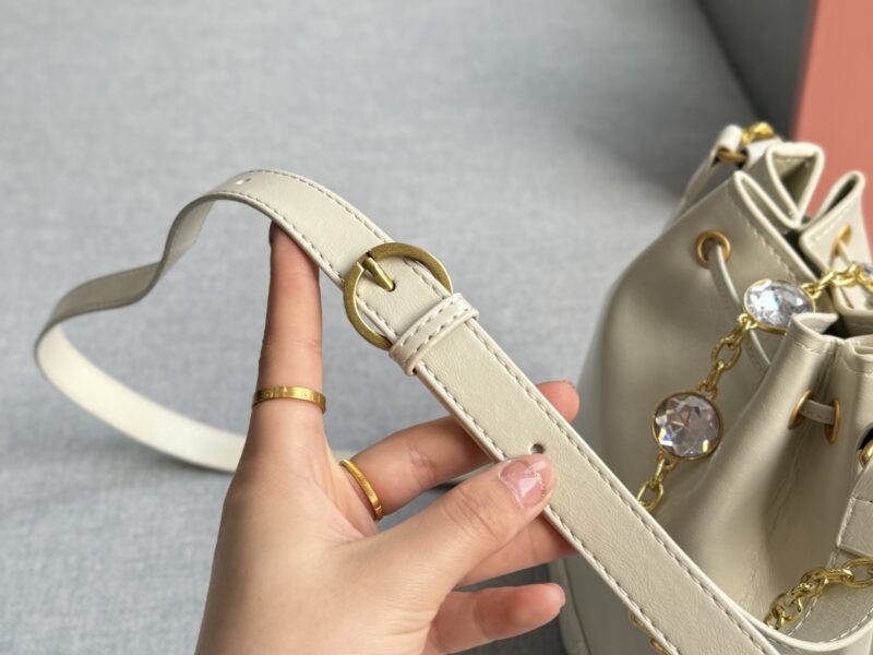 c6bf8e7991.jpg 205 Tian Di Gai
size:17×21
MIU MIU Water Diamond Chain Bucket Bag
Miumiu new bucket bag, elegant women's daily preferred choice
Cute and loving little bucket