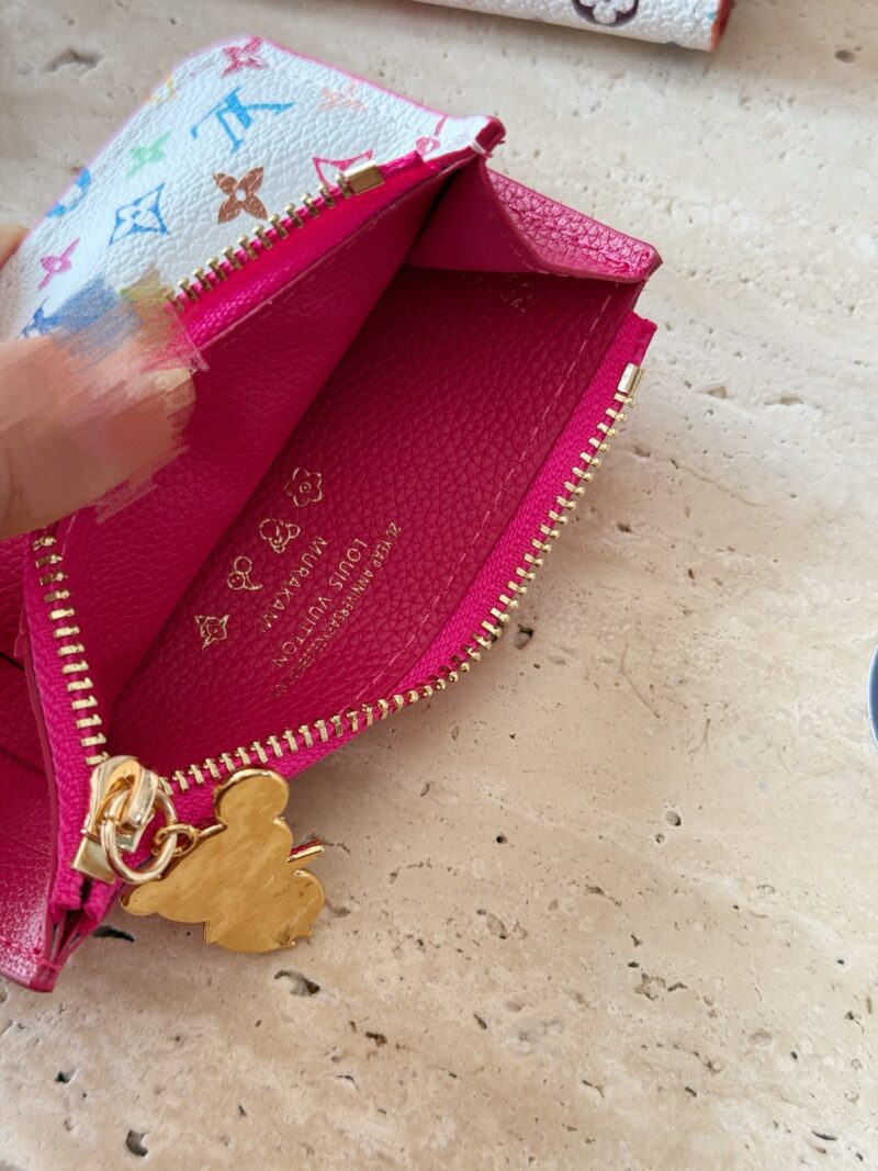 c6d9f9848b.jpg 155 boxes
size:12*8cm
Cute things can heal everything
L's white tri colored card bag
It's really outstanding
White tri color with a red lining! It's really amazing!