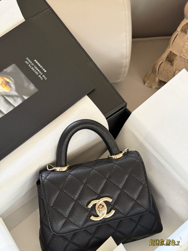 225 boxes
Size: 14.5 * 12cm, can't fit your phone
Xiaoxiang's cutest little bag 25pcocohandle
I want a small crossbody bag with a super mini size cocohandle that perfectly matches my needs