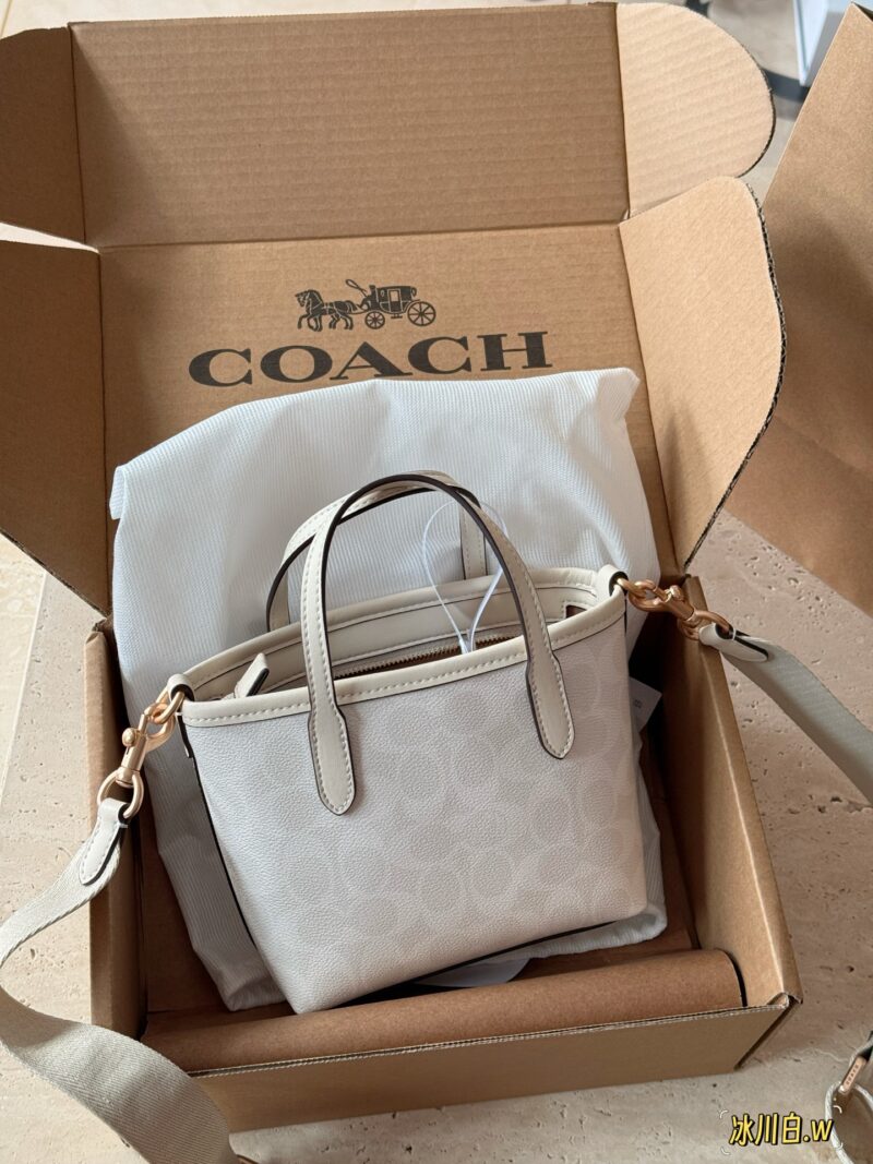 c6df54eb42.jpg 210 box
size:15*14cm
New Product C Mini Tote 15
A very refreshing color
A cute little one is enough for daily use!
City, this mini tote! So cute!!
City15 Glacier White!