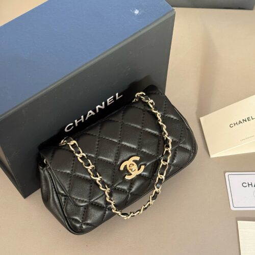 275, 280 box top lambskin
Size: 20 * 12cm (small size)
22 * 14cm (large size)
25S Treasure Black Horse
Xiaoxiangjia Mini CF~
There is this cute and cost-effective little one available
Black lambskin+light gold swivel buckle
Chanel's most classic conf...