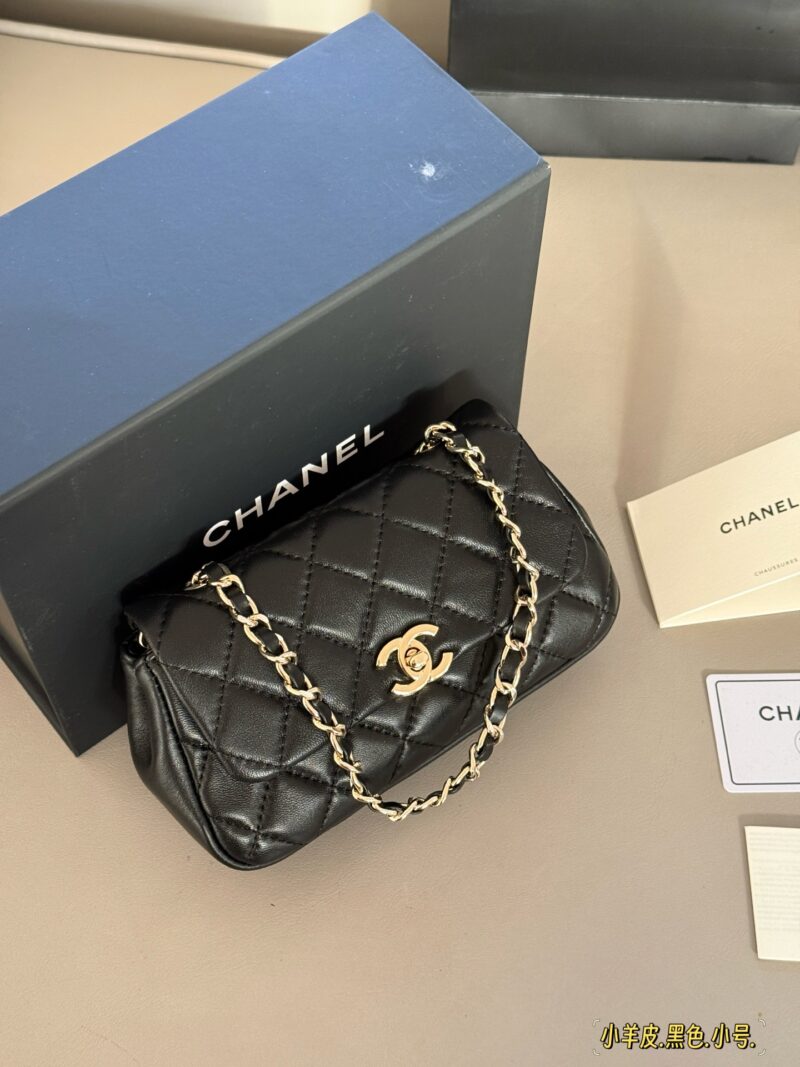 275, 280 box top lambskin
Size: 20 * 12cm (small size)
22 * 14cm (large size)
25S Treasure Black Horse
Xiaoxiangjia Mini CF~
There is this cute and cost-effective little one available
Black lambskin+light gold swivel buckle
Chanel's most classic conf...