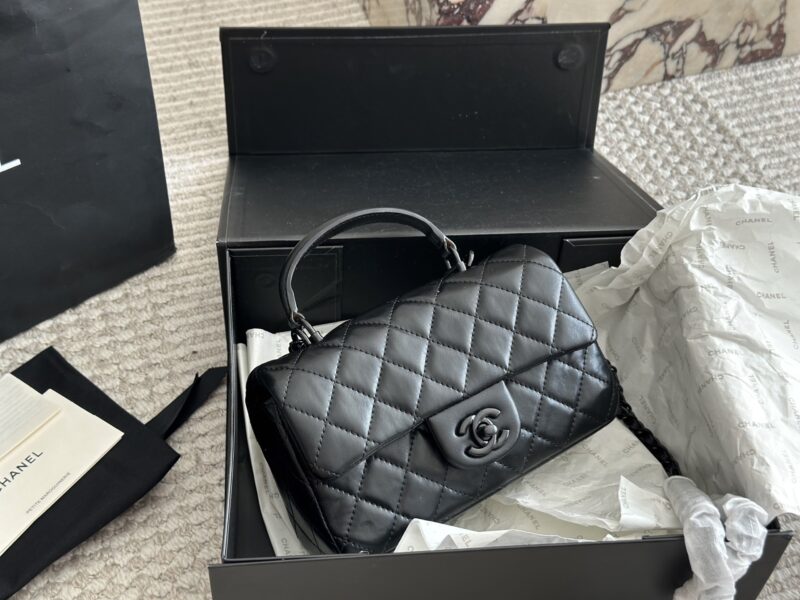 c6ff35856d.jpg 230 box
size :20*12cm
Xiaoxiangjia Chanel 23k Leather Chain Handle CF Upgrades Classic~
Can be carried by hand! The bag is very practical!
Sheepskin with light gold buckle, elegant and princess like!