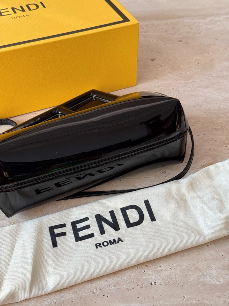 c7173da597.jpg 230 box
size:26*18cm
FENDI First handbag, how could a sweet summer be without it
You can hold it in your hand, cross it, or carry it on your back!