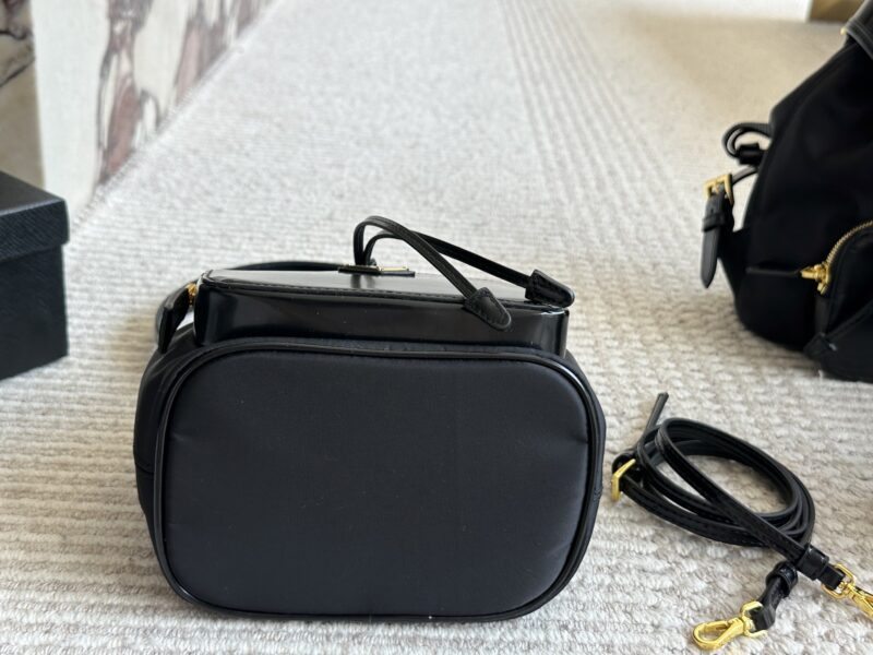 c7208c1ccc.jpg 175 sets of boxes
size:21 19cm
Prada Hobo Nylon Bucket
Seeing the physical object is truly perfect!
package ??
Designed to be super convenient and comfortable!