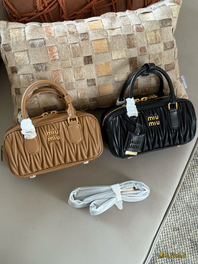 255 Upgraded Edition Box
size：22*11cm
New size of miumiu bowling ball ??
It's hard not to love!
It's hard not to be tempted by this size!
Can be carried by hand or slung diagonally
Full capacity~~
The appearance is Princess Miumiu!