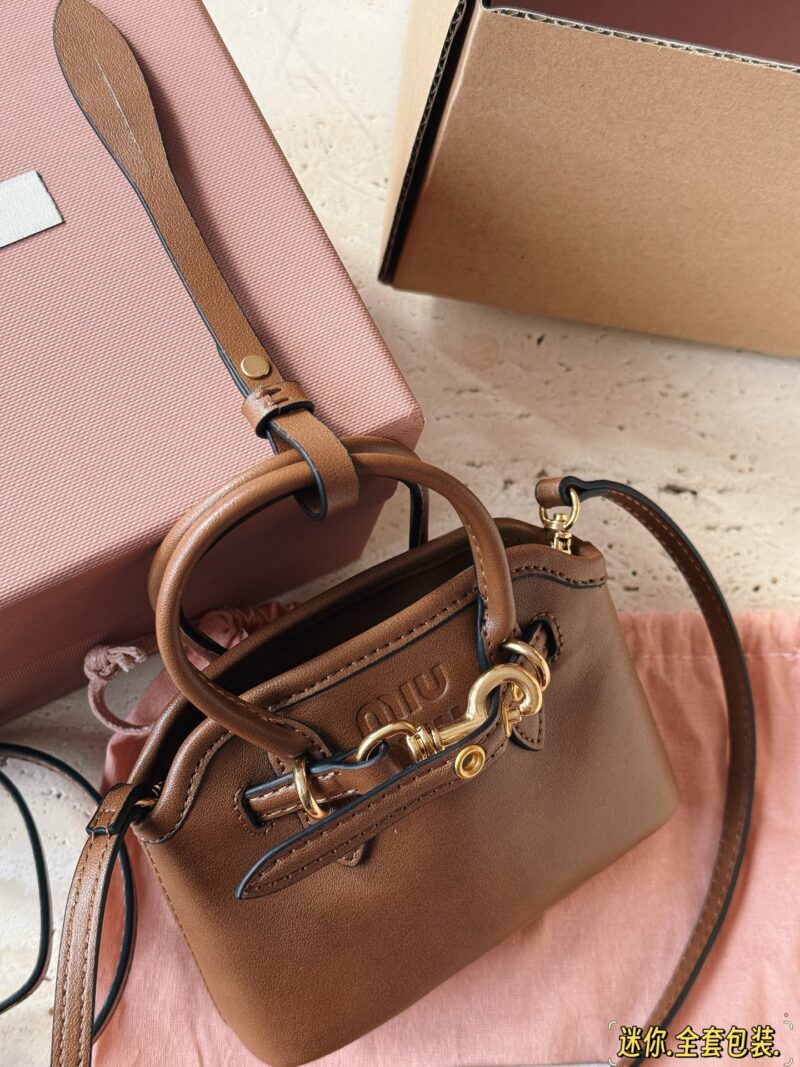 260 box full set packaging
size：13*10cm
Miu Aventure Shell Bag is so cute
When the tote bag is reduced in size
It's so cute
Exquisite walking, retro beauty, and a sense of visual appeal~
A small bag that can be used as a pendant and can be used as ...