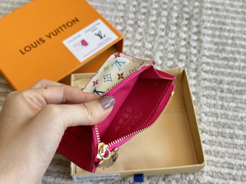 c73f0e2180.jpg 155 boxes
size:12*8cm
Cute things can heal everything
The white tri colored card bag from L's family is indeed very outstanding
White tri color with a red lining!
It's really amazing!