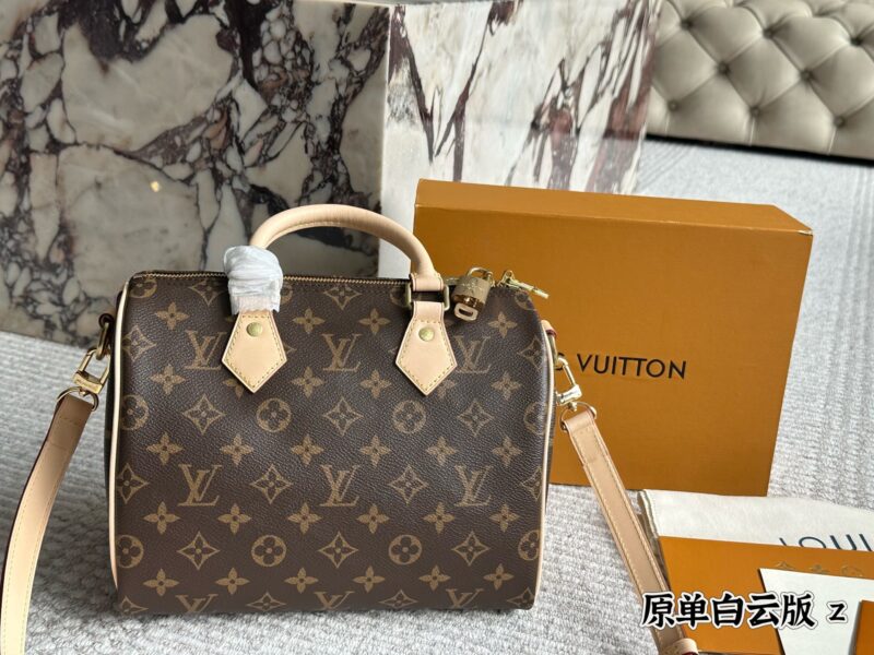 c74318c249.jpg Baiyun edition 399 with box
size:25cm
L Home SPEEDY25
Original single pillow bag
Taiwan imports color changing leather
Bronze Hardware (Folding)
Search for Lv pillow bag
