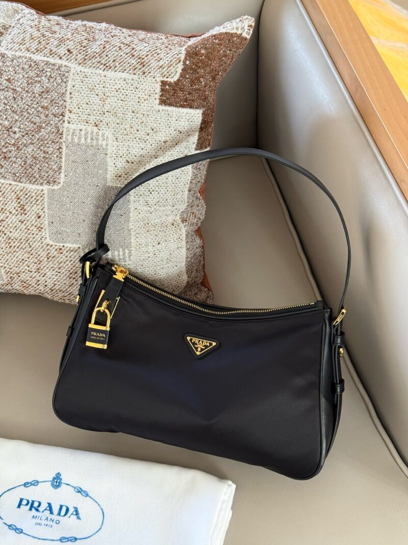 c74c6e8e4a.jpg 290 boxes
size:40*20cm
??? Recommended PRADA aimee
Prada has released a new model again
This underarm nylon cowhide handbag is also quite good!
The designer's inspiration is starting to shine again!
Lightweight nylon material paired with calf...