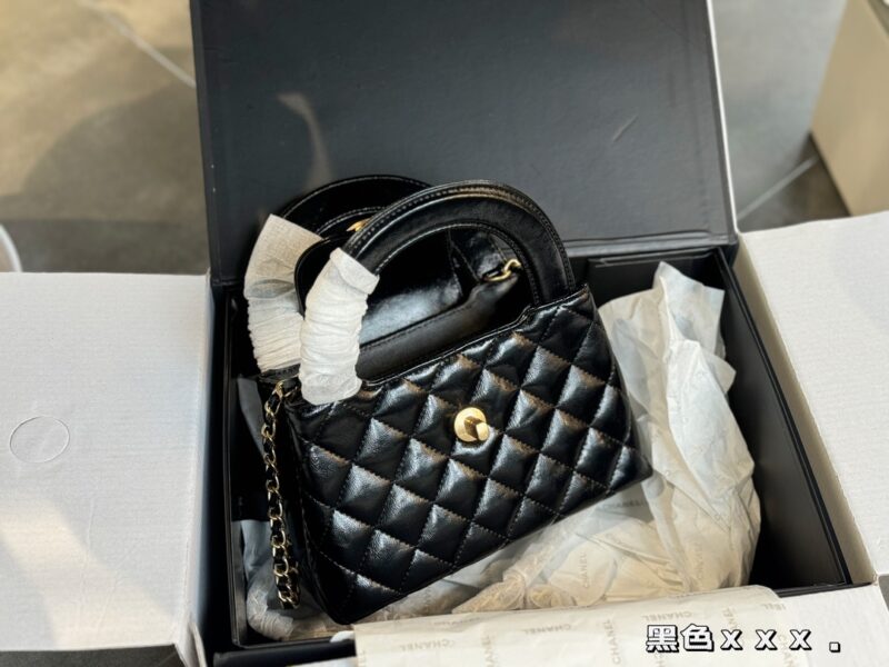 Complete packaging
size：20*12cm
Xiaoxiang's 23k Kelly
The most beautiful 23k, the oil wax skin looks so good! I have the impulse to immediately drop the sa!
The new bag really smells great!
Cowhide quality