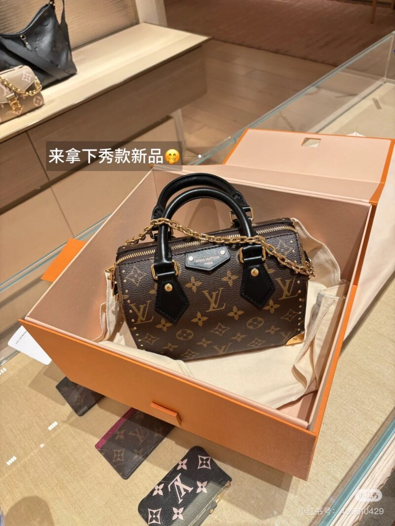 c76416b95e.jpg " LV Speedy Trunk20 Hardware Edition
Speedy trunk 20 pillow bag for fashion show boutique
Fashionable, exquisite, retro, noble and elegant
Concave shaped carrying It's absolutely amazing! It looks absolutely stunning!
Old flowers are getting on my he...